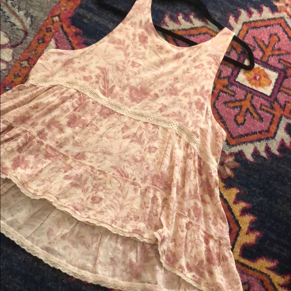 Cute floral top!